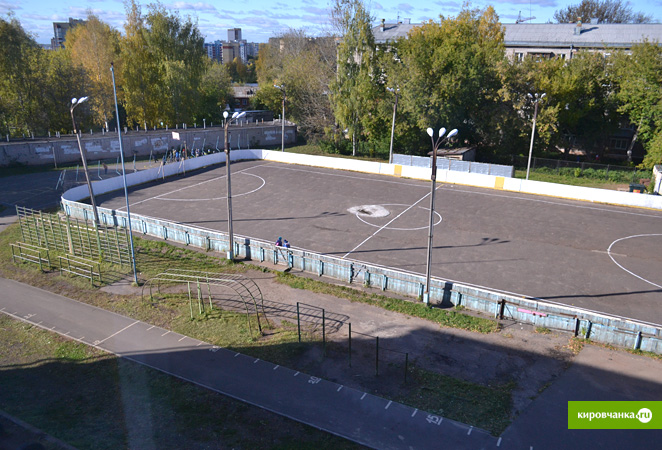 хоккейная площадка за школой